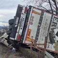 Šleper sleteo sa magistrale kod Čačka, upao u reku Karaču