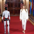 Melanija Tramp stigla na samit u Belu kuću u pratnji humanoidnog robota