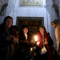 U Hramu Svetog Save vernicima podeljen blagodatni oganj iz Jerusalima
