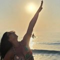 (Foto) Folkerka (55) kleknula u pesku na plaži, pokazala brutalno telo u kupaćem kostimu: A u prvom planu bujni dekolte