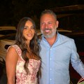 Branko Babić sa ženom na rođendanu Bojane Lazić Milica u kratkoj haljini, a on slavljenici doneo ogroman buket: Ne skidaju…