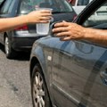 Rođena braća delila vodu vozačima koji su čekali u koloni na granici: Njihov human gest oduševio je region