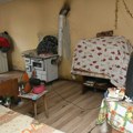 Ovo je kuća srpske pevačice u Staroj Pazovi bez kupatila, od ploča i stiropora: Živi u potpunoj bedi, u sobi smederevac i…