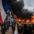 (Foto, video) Tinejdžeru (17) bomba eksplodirala u ruci. Horor scene na studentskim protestima u Francuskoj! Masovne tuče na…