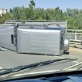 Prevrnuo se mercedes G klasa na sred mosta: Nezgoda u Novom Sadu, ne zna se da li ima povređenih (video)