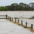Australija: Poplave u Kvinslendu, potopljen aerodrom, krokodil u bujici u gradu