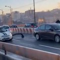"Skloni se! Skloni se sa ulice!" Zastrašujući snimak iz centra Beograda: Automobili proklizavaju, policajac u panici, a onda…