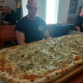 Skoro 30 nije uspelo: Picerija u Karlovcu izazvala one sa jakim apetitom: "Svako ko uspe da pojede ovu gigantsku picu - dobiće…