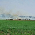 Пожар крај пута између Малог Извора и Селачке: Ватрена стихија шири се због јаког ветра