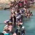 Turisti u Grčkoj plivaju do trajekta Torbe drže iznad glava, hitno se oglasilo Ministarstvo (video)