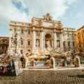 Fontana di Trevi se restaurira, novčići se bacaju u bazen (foto)