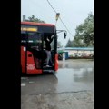 Bilo bi zabavno da nije smrtno opasno: Pogledajte viralni video vozača gradskog prevoza koji prolazi kroz poplavljene ulice…