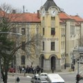 Zašto Osnovni sud u Nišu duže od godinu dana ne može da „obezbedi prisustvo suđenju“ okrivljenog predsednika…