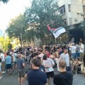 Studenti ispred Policijske stanice Novi Beograd zahtevaju oslobađanje osumnjičenih za napad na Miloša Pavlovića