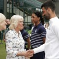 Slika koja je obišla svet: Novak Đoković upoznao kraljicu Kamilu