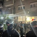 Protest i incidenti ispred prostorija SNS: Pristalice naprednjaka gađale jajima i flašama okupljene građane, čuo se jak…