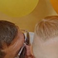 (Foto) sin Miljane i Ivana krenuo u 1.: Razred Marinković ljubi malog Željka, on nosi balone - emotivan trenutak ispred škole…