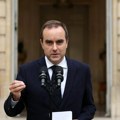 Makron u sve težoj poziciji: Francuski premijer Lekorni podneo ostavku