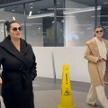 Jana uhvaćena na aerodromu bez šminke! Kristina počela da prati majku i po nastupima: "Još malo ću postati..."