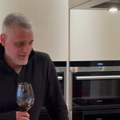 Čeda Jovanović slavi prvi Badnji dan u domu sa Acom! Na stolu nema čega nema, nazdravljaju vinom: "Miran sam"