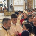 Ceca se pričestila sa unucima u Hramu Svetog Save: Željko, Isaija i Krstan se ne odvajaju od bake (video)