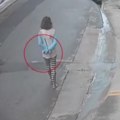 Bosa devojka snimljena dok šeta ulicom sa zavezanim rukama: Horor prizor zaprepastio celu Grčku, a ono što je usledilo sledilo…