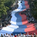 (Foto) Građani pristižu na skup "Srbija jedna porodica", muzički program na platou ispred Narodne skupštine