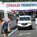 (Foto) Ispred Skupštine završne pripreme za skup "Srbija jedna porodica": Na Trgu Nikole Pašića počeo dečji program