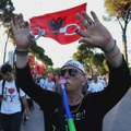 Gardijan: U albanskoj „flamingo revolciji“ odjeci demonstracija u Srbiji