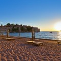 Protest u Svetom Stefanu: Građani ušli na hotelske plaže i blokirali kompleks