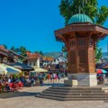 Turisti seli nasred Baščaršije da popiju kafu, pa postali hit: "Niko im nije objasnio kako se to radi"
