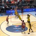Ljudi, da li je ovo realno?! Nemoguća trojka bivšeg plejmejkera Partizana: Ukrao loptu, pa pogodio preko celog terena! (video)…