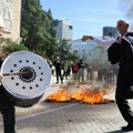 U Tirani sukobi pristalica Demokratske partije i policije ispred Ministarstva prosvete