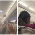 Izbio opšti metež u avionu Putnici mlataraju rukama, stjuard prska sprej na sve strane! Neobična scena u Meksiku (video)