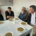 Vasić ručao sa korisnicima Narodne kuhinje. Obećao bolje obroke već od novembra