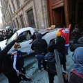 Demonstranti upali u palatu predsednika: Haos na protestu u Meksiku: Razvalili vrata kolima, policija bacila suzavac…