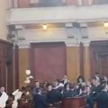 Ovako oni "poštuju" srpske institucije Poslanici opozicije toalet papirom zasuli Skupštinu (video)