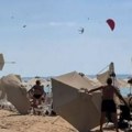 Odmaranje na plaži prekinuo snažan vetar: Suncobrani lete na sve strane, ljudi u panici ne znaju šta da rade (Video)