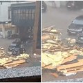 Dramatične scene u Mladenovcu: Usled nevremena obrušio se krov stambene zgrade FOTO, VIDEO