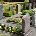 Žena sahranjena na tuđem grobnom mestu, zbrka oko ekshumacije završila na sudu