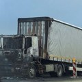 Zapalio se kamion na Pupinovom mostu: Kabina vozila potpuno ugljenisan, stvaraju se velike gužve (foto)
