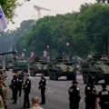 FOTO Dok Tramp salutira, Amerika gori: Predsednik slavio rođendan na vojnoj paradi uz tenkove, a ulice pune naroda koji…