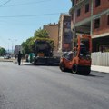 Počelo asfaltiranje: U Paraćinu završni radovi na kružnom toku kod crkve (foto)