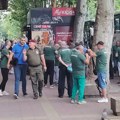 Razotkriveni Vučićevi veterani: Radnici JKP Medijana iz Niša radnim danima održavaju zelenilo, na Vidovan glume vojnike u…