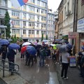 Počelo okupljanje građana u Užicu zbog određivanja pritvora uhapšenim sugrađanima: Advokati najavili blokadu suda
