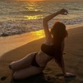 Pozira na pesku tokom zalaska sunca: Ćerka Nataše Bekvalac se slikala u bikiniju, poručili joj: "Sijaš" (foto)