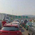 Čeka se duže od tri sata: Ogromne gužve na Evzoniju