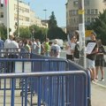 Sednica Skupštine grada u Novom Sadu: Ispred se okupljaju građani, prisutni i pripadnici IJP