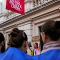 Protest Ukrajinaca ispred Opere u Londonu povodom nastupa ruske pevačice Ane Netrebko