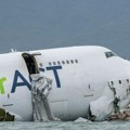 (Video) Srušio se Boing 747 pri sletanju, ima mrtvih: Iznenada izleteo sa piste i završio u moru, jeziv snimak sa lica mesta